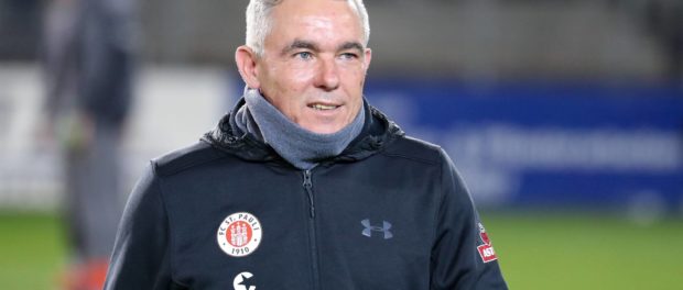 Olaf Janßen Trainer Cheftrainer St Pauli Einzelbild Aktion Action Freude freundlich fröhl