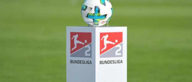 04 08 2017 SV Sandhausen vs FC Ingolstadt Neues Logo für die 2 Bundesliga Der Spielball die Tor