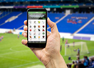 Live Wetten von einem Fußball-Spiel werden per Handy platziert.