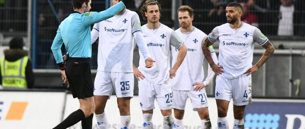 08.12.2019, xfux, Fussball 2. Bundesliga, SV Wehen Wiesbaden - SV Darmstadt 98, emonline, emspor, wispor, v.l. Referee /