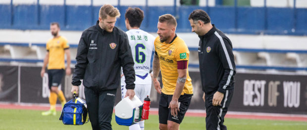 Patrick Ebert (Mitte) wird verletzt ausgewechselt. Physiotherapeut Julian Binder (links) und Mannschaftsarzt Dr. med. On