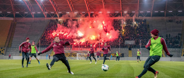 Mehr als 4.000 Dynamofans feuerten die Spieler während der Trainingseinheit am Abend an. Im Bild: Justin Löwe (links) w