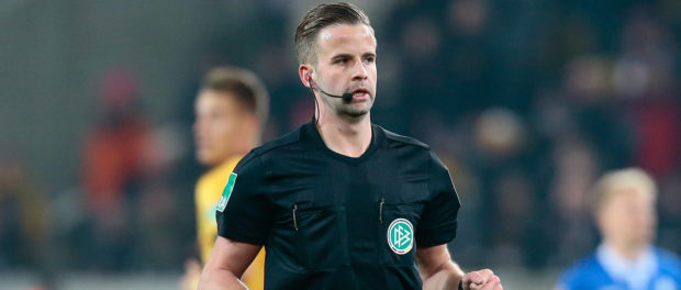 07.02.2020, xtgx, Fussball 2. Bundesliga, SG Dynamo Dresden - SV Darmstadt 98 emspor, v.l. Schiedsrichter, Schiri, refer
