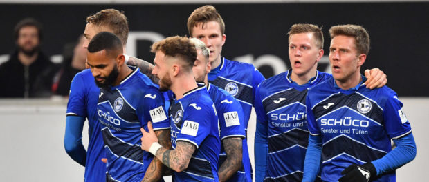 kollektiver Torjubel um Cebio SOUKOU (BI,li) nach Tor zum 1-1 mit Marcel HARTEL (BI), Jonathan CLAUSS (BI),Fabian KUNZE
