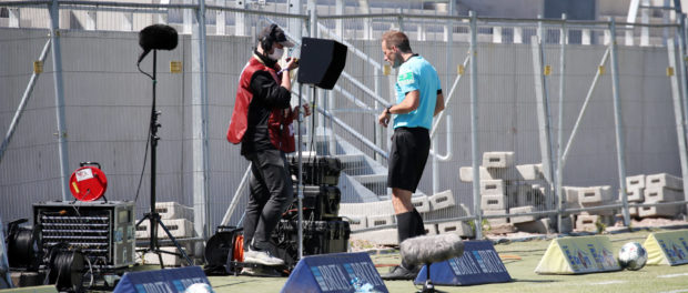 SV Wehen Wiesbaden - VfB Stuttgart, 17.05.2020 Sascha Stegemann (Schiedsrichter) entscheidet per VAR auf Elfmeter Fussb