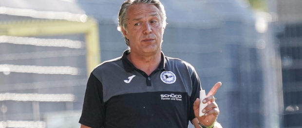 Uwe Neuhaus (Trainer, Cheftrainer, Bielefeld), gibt Anweisungen, gestikuliert, mit den Armen gestikulieren, gives instru
