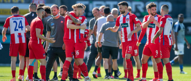 Jubel der Heidenheimer nach dem Spiel, GER, FC Heidenheim vs. Hamburger SV, Fussball, 2. Bundesliga, 33. Spieltag, 2019