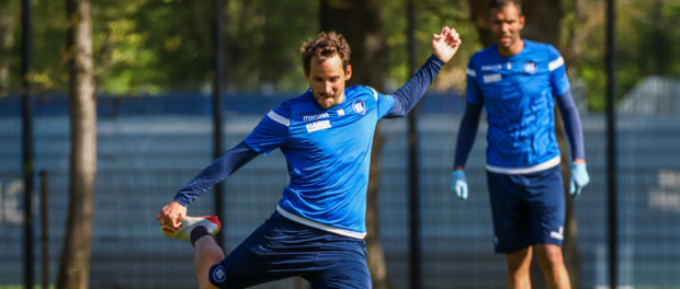 Training am 21.04.2020, Herren, Fußball, Saison 2019/2020, 2.Liga, Karlsruher SC. Anton Fink (KSC 30) schießt den Ball.
