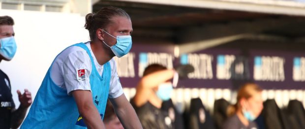 SV Wehen Wiesbaden vs SV Sandhausen, Fussball, 2. Liga, 26.05.2020 Rurik Gislason (Sandhausen) mit Schutzmaske hinter de