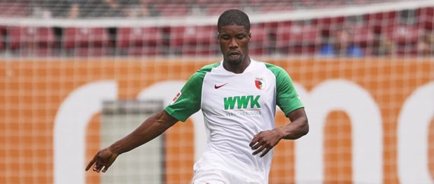 Kevin Danso FC Augsburg 38 spielt den Ball Familientag und Testspiel FC Augsburg FC Bologna En
