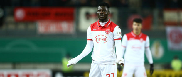 Nana Ampomah ((Fortuna Duesseldorf) reklamiert, 1.FC Kaiserslautern vs Fortuna Duesseldorf, Fussball, DFB Pokal, 04.02.2
