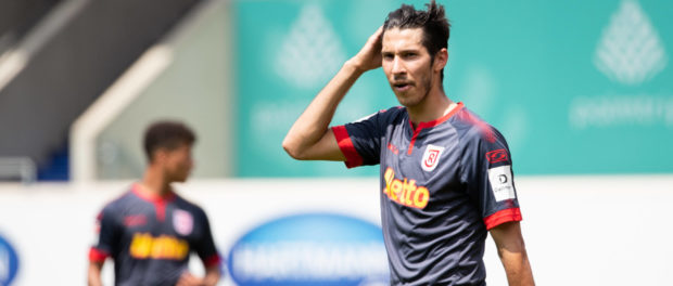 Fußball: 2. BL, 1. FC Heidenheim - SSV Jahn Regensburg. Regensburgs Marcel Correia reagiert im Spiel. // DFL regulation