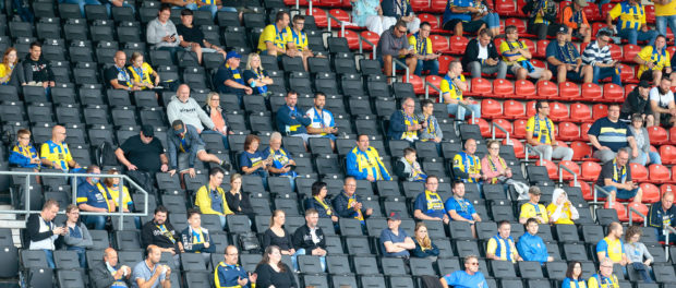 29.08.2020, xtgx, Fussball Testspiel, Eintracht Braunschweig - FC Hansa Rostock emspor, v.l. Fans sitzen mit Abstand auf