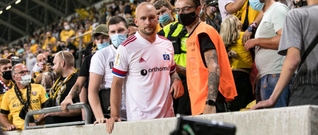 HSV-Spieler und Ex-Dynamo Toni Leistner klettert nach dem Spiel auf die Tribüne und legt sich mit Fans an, die ihn währ