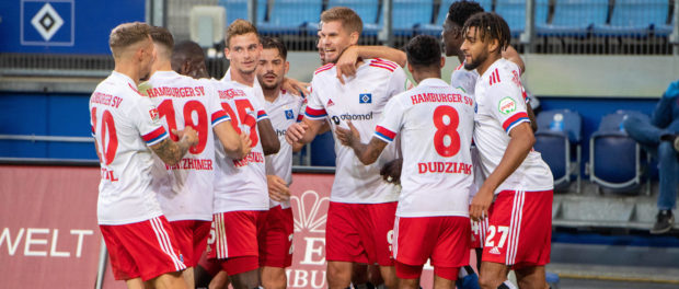 Torschuetze Simon TERODDE (mi., HH) juebelt mit seinen Mitspielern ueber das Tor zum 1:0 fuer den Hamburger SV, Fussball
