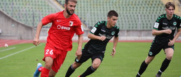 Simon Asta FCA 26 setzt sich durch im Zweikampf FC Augsburg U19 SpVgg Greuther Fürth U19 2 Sp