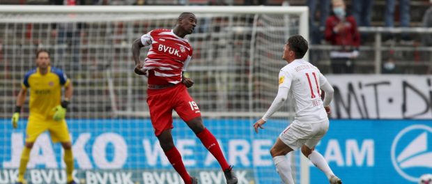 2. Bundesliga; FC Wuerzburger Kickers - Holstein Kiel; 18.10.2020 v.li.: Douglas Franco Teixeira ( 19, FC Wuerzburger Ki