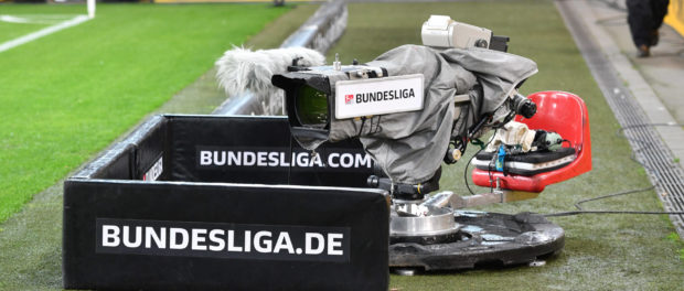 allgemein,Randmotiv: Fernsehkamera ohne Kameramann steht am Spielfeldrand, Fernsehuebertragung,Fernsehrechte, Sportcast,