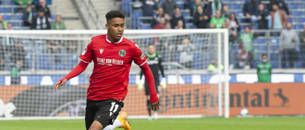 Linton MAINA (H), Einzelaktion mit Ball, Aktion, Fussball 2. Bundesliga, 3. Spieltag, Hannover 96 (H) - Eintracht Brauns