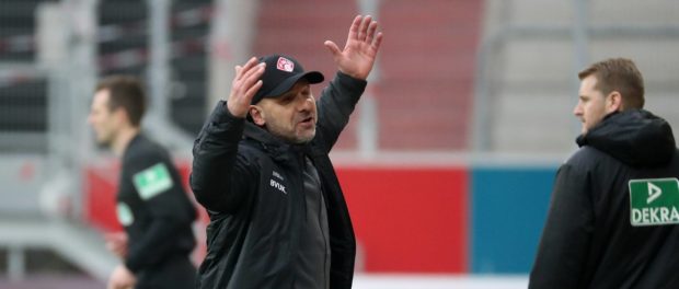 v.li.: Trainer Bernhard Trares (FC Würzburger Kickers) enttäuscht schauend, Enttäuschung, disappointed, 28.11.2020, Rege