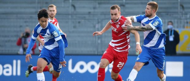v.li.: Seung-ho Paik (SV Darmstadt 98), David Kopacz (FC Würzburger Kickers), Tobias Kempe (SV Darmstadt 98), 19.12.2020