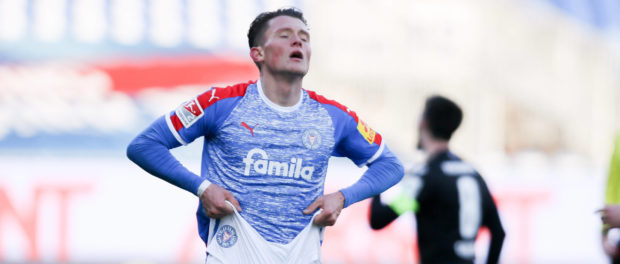 Jonas Meffert (Kiel) enttaeuscht nach Torchance beim Spiel zwischen Holstein Kiel und Karlsruher SC , 17.01.2021. GER,