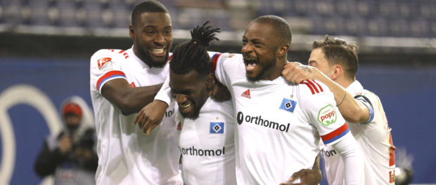 Foto : Siegesjubel bei den Spielern ... des HSV nach dem 3-0 durch Bakery Jatta Fussball 2. Liga am Mo. 18.01.2021 Hambu