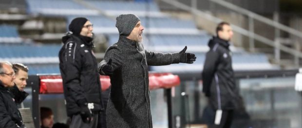 v.li.: Trainer Bernhard Trares (FC Würzburger Kickers) enttäuscht schauend, Enttäuschung, disappointed, Freisteller, Ei