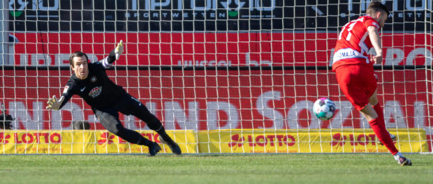 Denis Thomalla (FC Heidenheim, 11) vergibt den Elfmeter gegen Martin Maennel (FC Erzgebirge Aue, 01), GER, FC Heidenhei