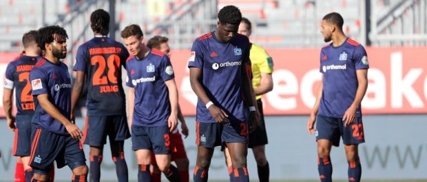 v.li.: Hamburger Spieler enttäuscht schauend, Enttäuschung, disappointed, Amadou Onana (Hamburger SV) nach seinem Platzv