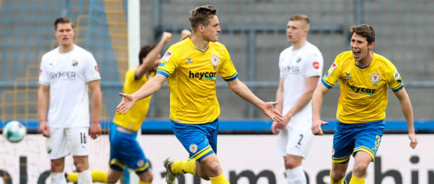 Torjubel - Torschütze Felix Kroos (Eintracht Braunschweig,18) trifft per Freistoss zum 1-0 mit Lasse Schlueter Schlüter