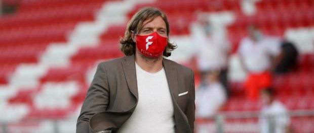 v.li.: Vorstandsvorsitzender Daniel Sauer (FC Würzburger Kickers Fussball AG) mit Mundschutz, Einzelbild, 02.06.2020, Wü