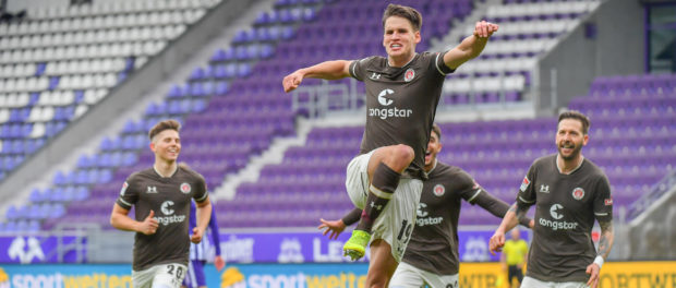 Aue, Deutschland 10. April 2021: 2. BL - 2020/2021 - Erzgebirge Aue vs. FC St. Pauli Jubel nach dem 0:3 durch Luca Zand