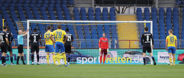 Martin Kobylanski (Eintracht Braunschweig) steht zum Elfmeter bereit, Schiedsrichter Nicolas Winter zeigt es an, der Vi