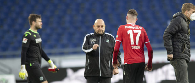 Schlussjubel Hannover mit v.l. Torwart Michael ESSER (H), Torwarttrainer Rolf MOSSMANN (Moßmann, H) und Marvin DUKSCH (H