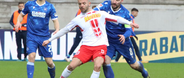 Albion Vrenezi (Nr.8, SSV Jahn Regensburg) gegen Jerome Gondorf (Nr.8, Karlsruher SC) beim Spiel in der 2. Bundesliga, K