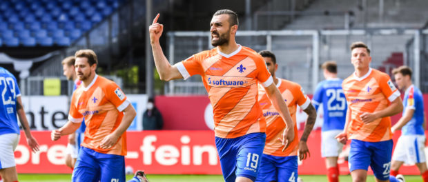 (210524) -- KIEL, May 24, 2021 -- Serdar Dursun (C) of Darmstadt celebrates his first scoring during a German 2. Bundesl