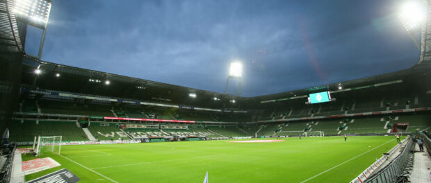 Feature: Stadionübersicht / Übersicht Wohninvest Weserstadion ohne Fans in der Dämmerung beim Spiel zwischen Werder Bre
