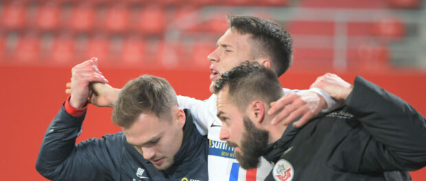Maurice Litka (F.C. Hansa Rostock 28) wird vom Platz geholt,FC Ingolstadt 04 - F.C. Hansa Rostock , Fussball, Deutsche F
