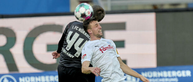 Jonas Meffert ( 26, Holstein Kiel) im Kopfballduell mit Erik Shuranov ( 44, 1. FC Nürnberg), , Nürnberg, Deutschland, 27