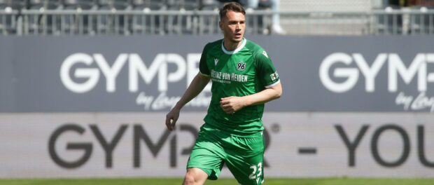 Sandhausen , Fußball 2. Bundesliga , SV Sandhausen vs. Hannover 96 , Baris Basdas ( Hannover ) Gemäß den Vorgaben der D