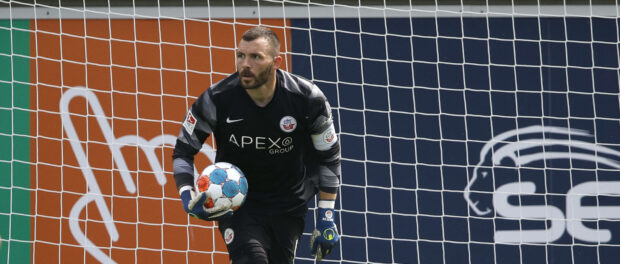 10.07.2021, AOK Stadion, Wolfsburg, Testspiel, VfL Wolfsburg vs FC Hansa Rostock, im Bild Markus Kolke (1, Rostock) beim