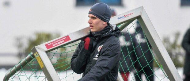 Igor Matanovic ( Pauli ) trägt ein Tor Deutschland , Hamburg , Trainingsgelände an der Kollaustrasse , 2. Fussball Bunde