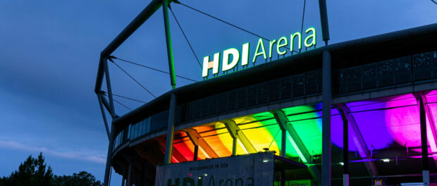 DEUTSCHLAND, NIEDERSACHSEN, HANNOVER, 23.06.2021 - HDI-Arena leuchtet in Regenbogenfarben - Die Außenfassade der HDI-Are