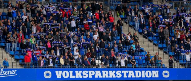 relativ volle Ränge Zuschauer Fans Deutschland , Hamburg , Volksparkstadion , Fussball , 2. Fussball Bundesliga , Hambur