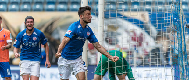 Rostock, Deutschland 12. September 2021: 2. BL - 2021/2022 - FC Hansa Rostock vs. SV Darmstadt 98 2.v.li. Lukas Fröde /