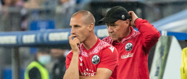 Stefan Kulovits (Chef-Trainer SV Sandhausen), Gerhard Kleppinger (Chef-Trainer SV Sandhausen), nachdenklich, 11.09.2021,