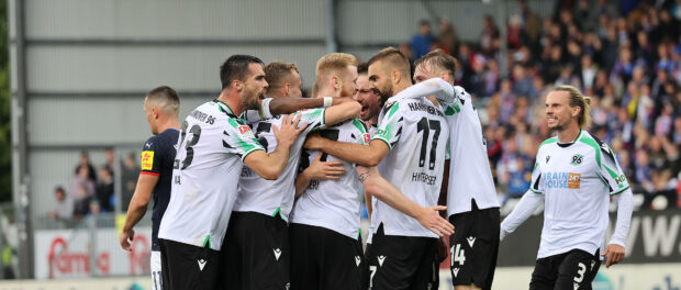 Torjubel Hannover, Sebastian Kerk (Hannover 96), Jannik Dehm (Hannover 96) und Lukas Hinterseer (Hannover 96) freuen sic