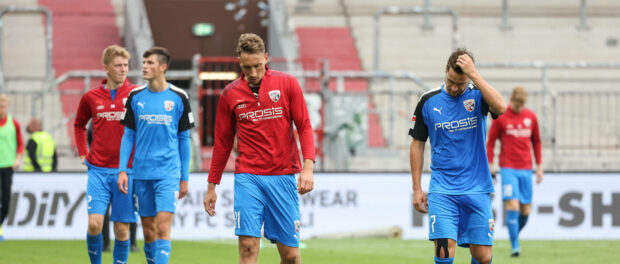 2.BL; FC St. Pauli - FC Ingolstadt 04, Niederlage 4:1, Tobias Schröck (21, FCI) Michael Heinloth (17, FCI) gehen vom Pla