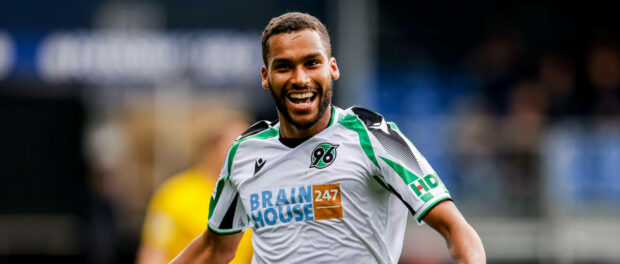 Kiel, 18. September 2021 - Fußball, 2. Bundesliga 2021/22, Holstein Kiel - Hannover 96: Linton Maina (Hannover 96, 11) b